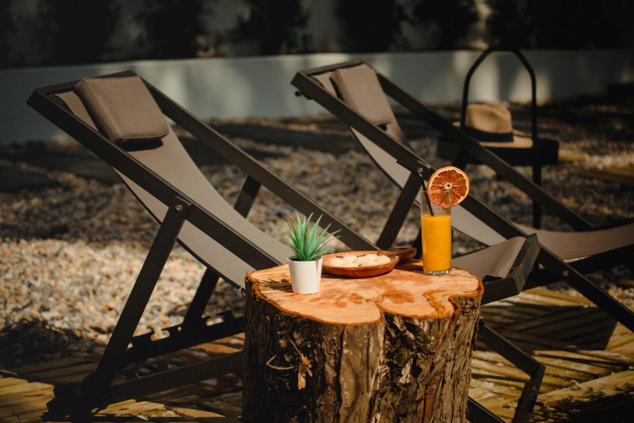 A House In Estoril - Adults Only 호텔 외부 사진 A tree stump table